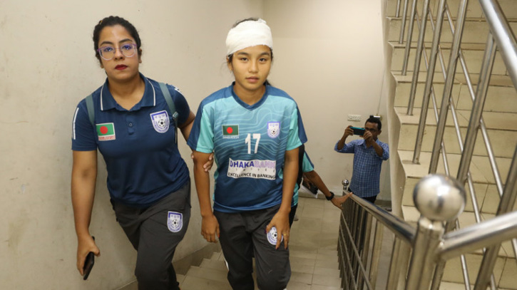 ছাদখোলা বাস থেকে হাসপাতালে এক নারী ফুটবলার ছাদখোলা বাস থেকে হাসপাতালে এক নারী ফুটবলার