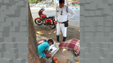 পথশিশুকে পড়াচ্ছেন ট্রাফিক সার্জেন্ট, নেট দুনিয়ায় প্রশংসার ঝড়
