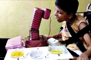 মা অসুস্থ; মেয়ের জন্য ‘মা রোবট’ বানালেন দিনমজুর বাবা 