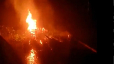 বরিশালে ইউএনওর উপস্থিতিতে ইলিশ রক্ষা অভিযানের ট্রলারে আগুন