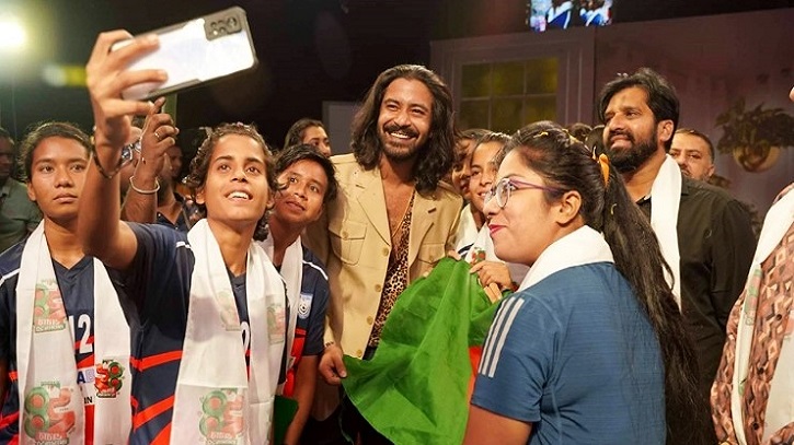 সাফ চ্যাম্পিয়নশিপ জয়ীদের সঙ্গে নায়ক শরিফুল রাজ সাফ চ্যাম্পিয়নশিপ জয়ীদের সঙ্গে নায়ক শরিফুল রাজ
