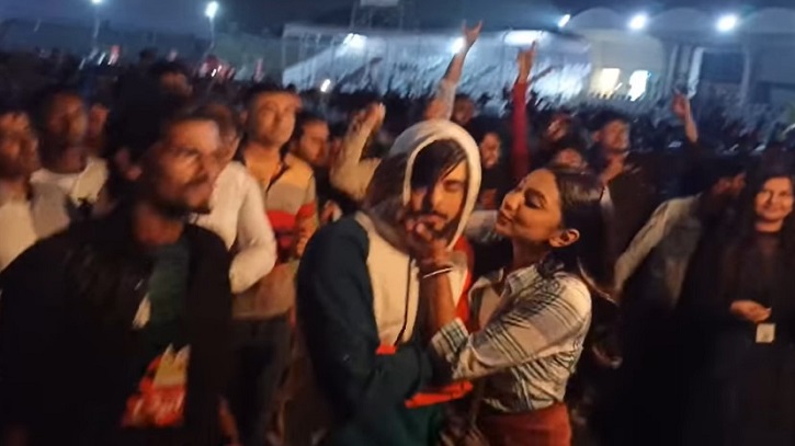 প্রকাশ্যে সিয়ামের গালে চুমু, প্রতিক্রিয়ায় সুনেরাহকে চড় মারলেন নায়ক (ভিডিও) প্রকাশ্যে সিয়ামের গালে চুমু, প্রতিক্রিয়ায় সুনেরাহকে চড় মারলেন নায়ক (ভিডিও)