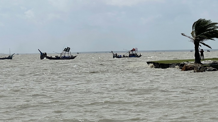 হাতিয়া লবণবোঝাই ট্রলারডুবি, ৭ মাঝি উদ্ধার হাতিয়া লবণবোঝাই ট্রলারডুবি, ৭ মাঝি উদ্ধার