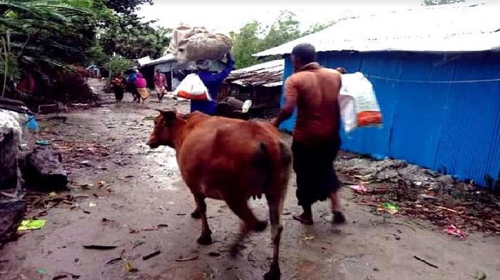 আশ্রয়কেন্দ্র থেকে বাড়ি ফিরছে মানুষ