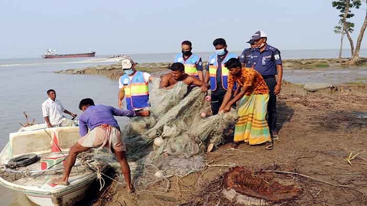 হাতিয়ায় ৫ জেলেকে জরিমানা, মাছ-জাল জব্দ