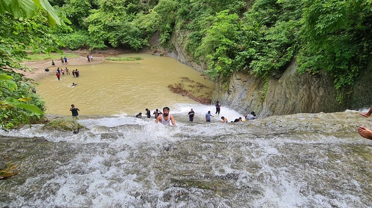 অনিন্দ্যসুন্দর জলপ্রপাতে একদিন