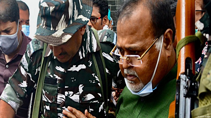 জেলবন্দি সাবেক মন্ত্রীর ‘সংবাদ সম্মেলন` জেলবন্দি সাবেক মন্ত্রীর ‘সংবাদ সম্মেলন`