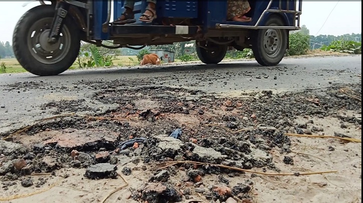 রাস্তার নির্মাণ কাজ শেষ না হতেই উঠে যাচ্ছে কার্পেটিং রাস্তার নির্মাণ কাজ শেষ না হতেই উঠে যাচ্ছে কার্পেটিং