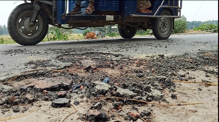 রাস্তার নির্মাণ কাজ শেষ না হতেই উঠে যাচ্ছে কার্পেটিং