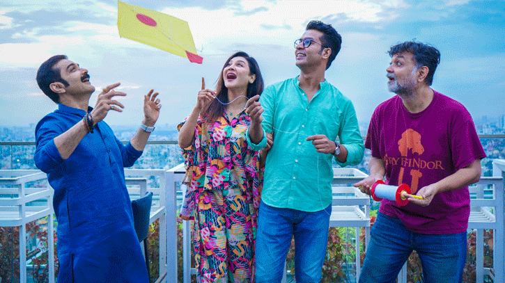 ঘুড়ি উড়ালেন প্রসেনজিৎ-অনির্বাণ- জয়া, নাটাই হাতে সৃজিত ঘুড়ি উড়ালেন প্রসেনজিৎ-অনির্বাণ- জয়া, নাটাই হাতে সৃজিত