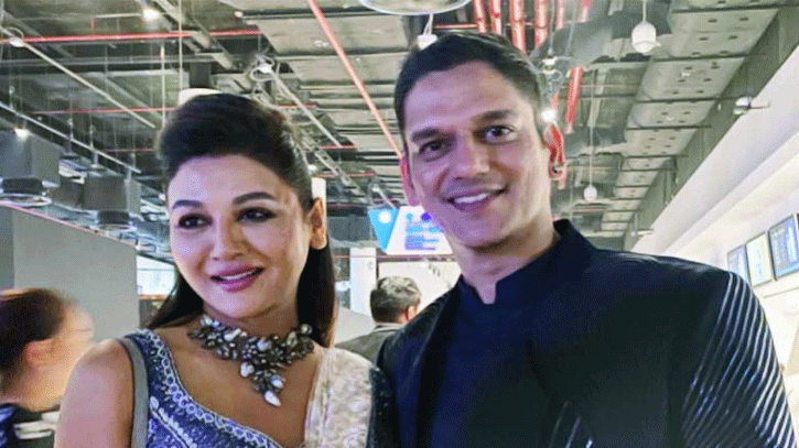 প্রিয় অভিনেতাকে সামনে পেয়ে যা করলেন জয়া আহসান প্রিয় অভিনেতাকে সামনে পেয়ে যা করলেন জয়া আহসান