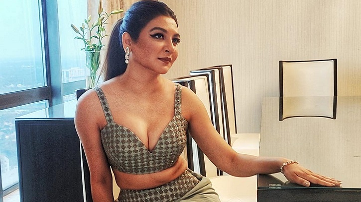 এই শীতে ফেসবুকে উষ্ণতা ছড়াচ্ছেন জয়া আহসান