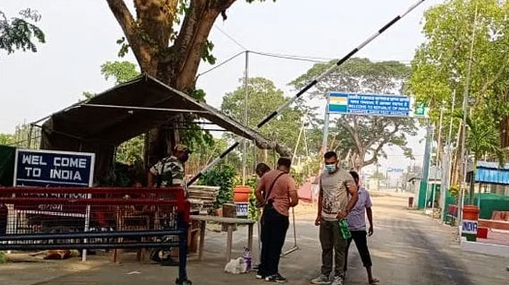 আখাউড়া স্থলবন্দর দিয়ে ভারতে মাছ রফতানি বন্ধ আখাউড়া স্থলবন্দর দিয়ে ভারতে মাছ রফতানি বন্ধ