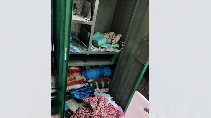 জানালার গ্রিল কেটে টাকা ও স্বর্ণালঙ্কার চুরির অভিযোগ জানালার গ্রিল কেটে টাকা ও স্বর্ণালঙ্কার চুরির অভিযোগ
