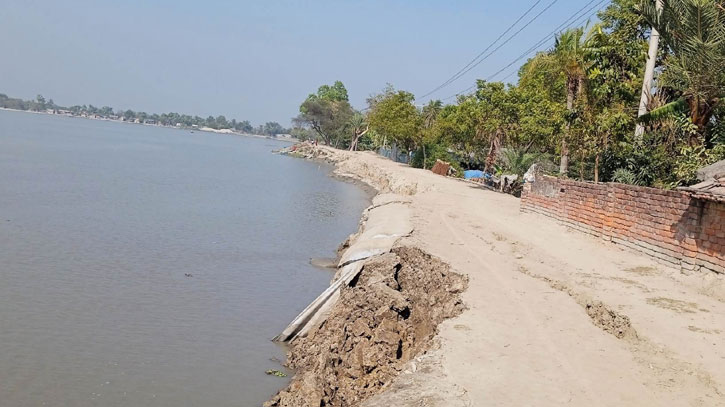 সাতক্ষীরায় ইছামতির বেড়িবাঁধে ভয়াবহ ভাঙন, আতঙ্কে এলাকাবাসী