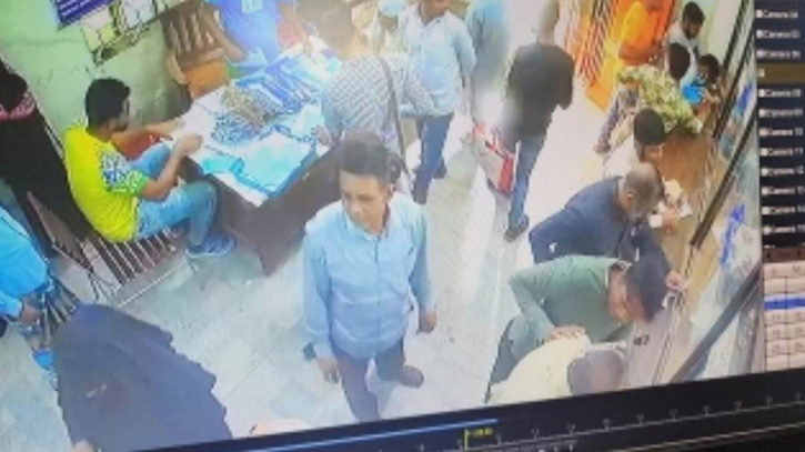 সোনালী ব্যাংকে গ্রাহকের ব্যাগ কেটে ১ লাখ টাকা চুরি সোনালী ব্যাংকে গ্রাহকের ব্যাগ কেটে ১ লাখ টাকা চুরি