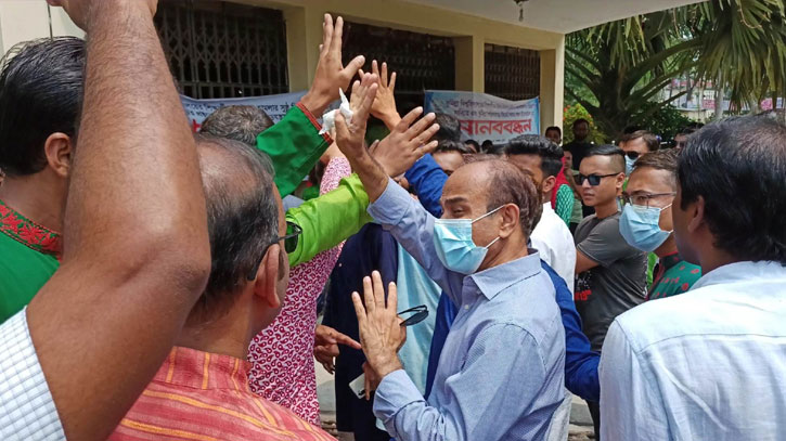 বঙ্গবন্ধুর ভাস্কর্যে ফুল দিতে গিয়ে হট্টগোল করল ছাত্রলীগের দুই গ্রুপ বঙ্গবন্ধুর ভাস্কর্যে ফুল দিতে গিয়ে হট্টগোল করল ছাত্রলীগের দুই গ্রুপ