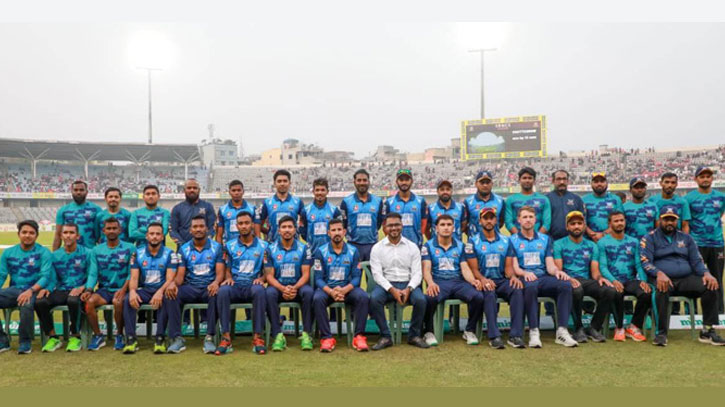 বেতন না পেয়ে অদ্ভূত কাণ্ড ঘটালেন বিপিএলের কোচ বেতন না পেয়ে অদ্ভূত কাণ্ড ঘটালেন বিপিএলের কোচ