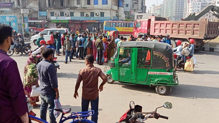 রাজধানীতে বাসের ধাক্কায় নারী নিহত, কোলের শিশু হাসপাতালে