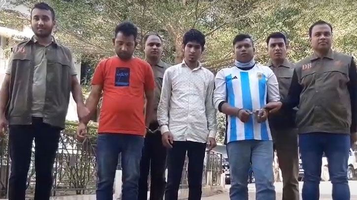 কক্সবাজারে ১৯১টি চোরাই মোবাইল সহ আটক ৩ কক্সবাজারে ১৯১টি চোরাই মোবাইল সহ আটক ৩