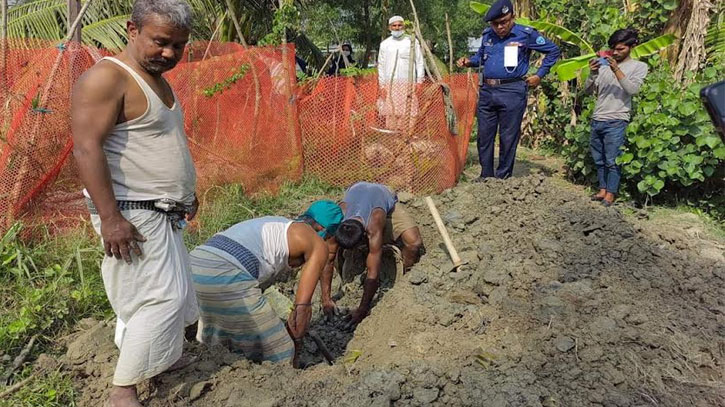 দাফনের ৫৪ দিনপর কবর থেকে পরীমণির মরদেহ উত্তোলন