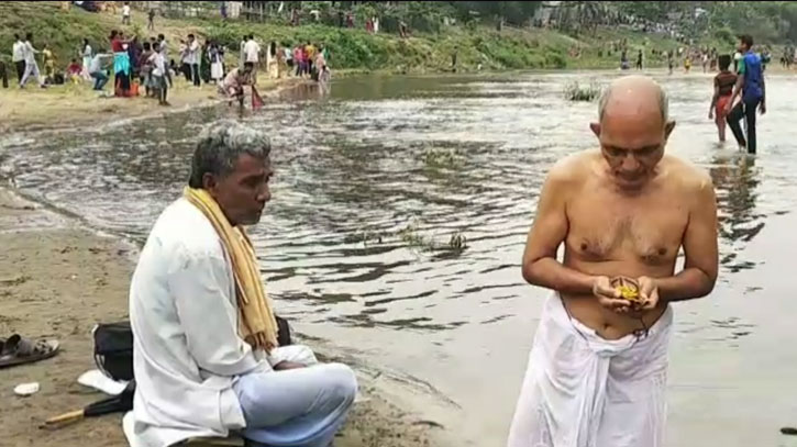নিরাপত্তা ফিতায় দুই বাংলার মিলনমেলা ‘বারুণী স্নান উৎসব’ এবারও ম্লান নিরাপত্তা ফিতায় দুই বাংলার মিলনমেলা ‘বারুণী স্নান উৎসব’ এবারও ম্লান