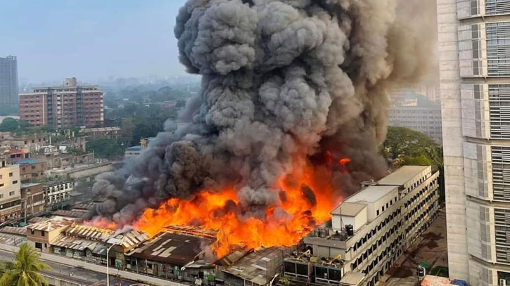 রাজধানীর বঙ্গবাজারে ভয়াবহ আগুন, নিয়ন্ত্রণে কাজ করছে ৪৫ ইউনিট