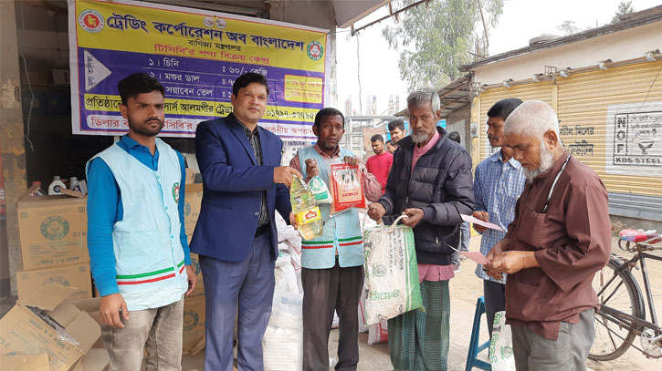 হিলিতে টিসিবির স্বল্প মূল্যের পণ্য বিক্রিতে খুশি নিন্ম আয়ের মানুষ