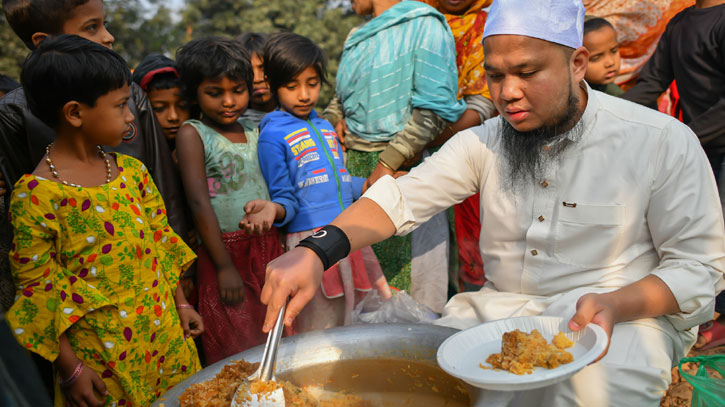 মালয়েশিয়ান বক্তা ঢাকায়, পথশিশুদের খাওয়ানোর ছবি ভাইরাল