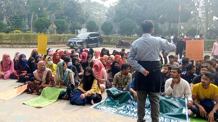 শ্রেণিকক্ষের দাবিতে আমরণ অনশনে ইবি শিক্ষার্থীরা 