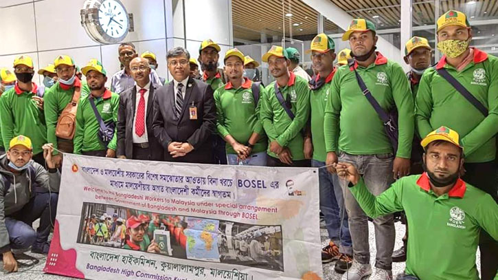 বিনা খরচে প্রথম দফায় মালয়েশিয়ায় পৌঁছেছেন বাংলাদেশি ৩০ কর্মী বিনা খরচে প্রথম দফায় মালয়েশিয়ায় পৌঁছেছেন বাংলাদেশি ৩০ কর্মী