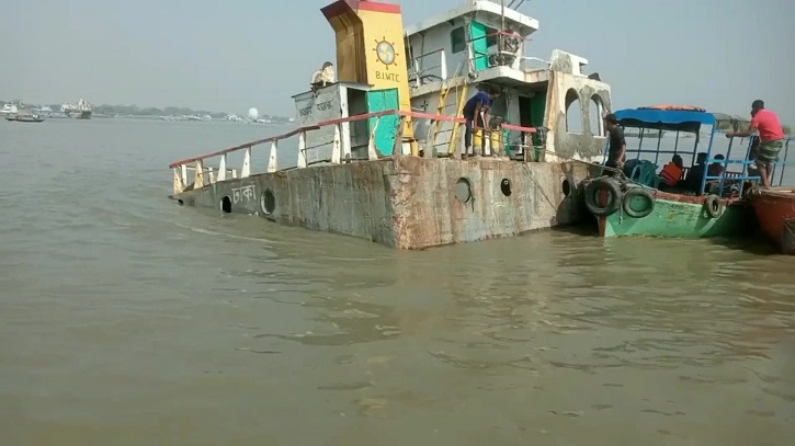 মোংলায় ডুবে গেছে সার বোঝাই লাইটার জাহাজ মোংলায় ডুবে গেছে সার বোঝাই লাইটার জাহাজ