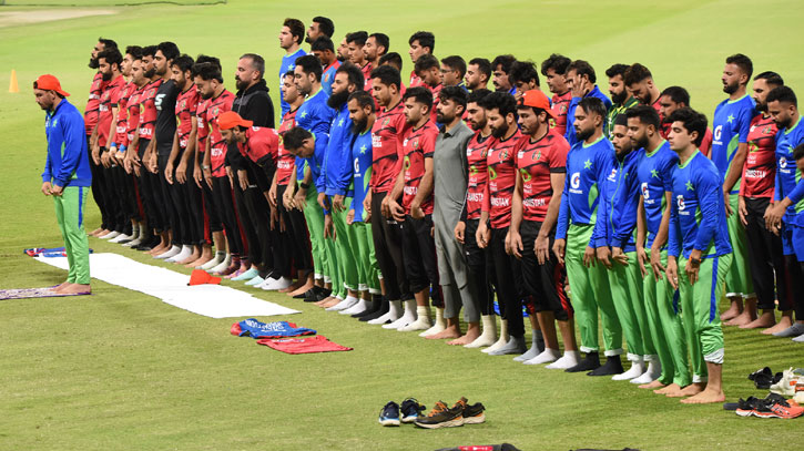 মাঠেই জামাতে নামাজ পড়লেন ক্রিকেটাররা, ছড়িয়ে পড়লো ছবি মাঠেই জামাতে নামাজ পড়লেন ক্রিকেটাররা, ছড়িয়ে পড়লো ছবি