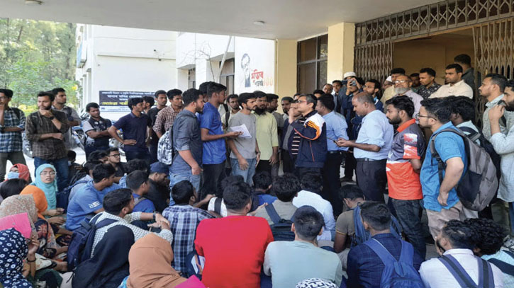নোবিপ্রবিতে ক্লাসরুমের জন্য শিক্ষার্থীদের আন্দোলন নোবিপ্রবিতে ক্লাসরুমের জন্য শিক্ষার্থীদের আন্দোলন