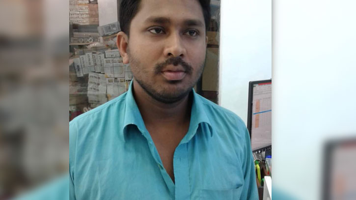 মাদককারবারীদের মিথ্যা মামলায় কারাগারে পিকআপ চালক পেয়ার আহাম্মদ মাদককারবারীদের মিথ্যা মামলায় কারাগারে পিকআপ চালক পেয়ার আহাম্মদ