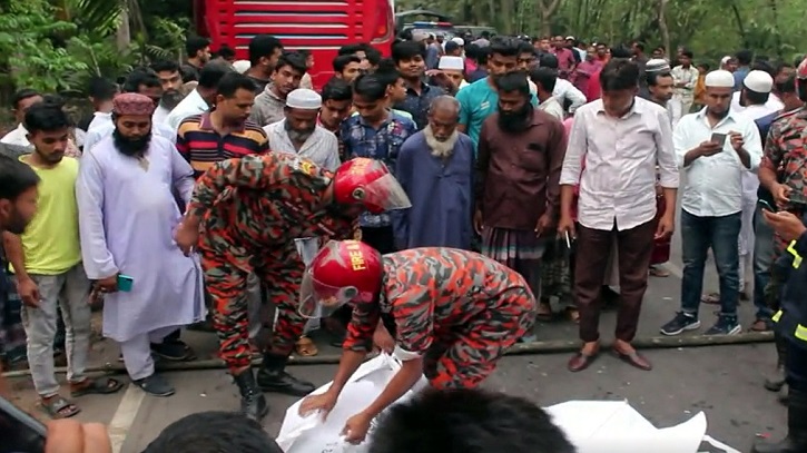 নিয়ন্ত্রণ হারিয়ে বাসের নিচে টমটম, নিহত ৩