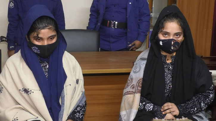 ধরা পড়লেন দুই রোহিঙ্গা তরুণী, দেওয়া হলো পুলিশের হাতে ধরা পড়লেন দুই রোহিঙ্গা তরুণী, দেওয়া হলো পুলিশের হাতে