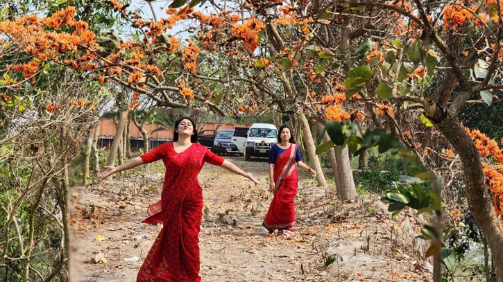 আগুন রাঙা পলাশ প্রাঙ্গণে নারীর বিচরণ আগুন রাঙা পলাশ প্রাঙ্গণে নারীর বিচরণ