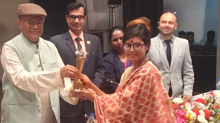 বাংলাভিশনের রিমু সিদ্দিক পেলেন নিমকো মিডিয়া অ্যাওয়ার্ড বাংলাভিশনের রিমু সিদ্দিক পেলেন নিমকো মিডিয়া অ্যাওয়ার্ড