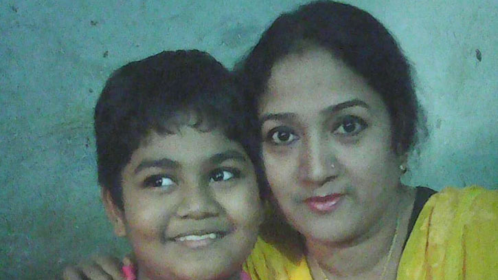 বাবা’র পর মায়ের মর্মান্তিক মৃত্যুতে বাকরুদ্ধ রুবিনার একমাত্র ছেলে বাবা’র পর মায়ের মর্মান্তিক মৃত্যুতে বাকরুদ্ধ রুবিনার একমাত্র ছেলে