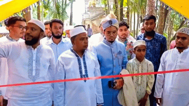 বিয়ে বাড়ির সাজানো গেটে কুরআন তেলাওয়াতে জামাই বরণ (ভিডিও)