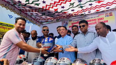 ছাত্রলীগের নেতাকর্মীদের মাঝে হেলমেট বিতরণ