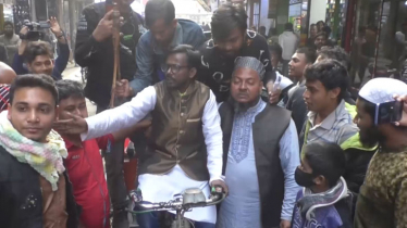 বগুড়ায় একতারা হাতে রিকশা চালালেন হিরো আলম