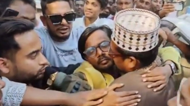 ভিড়ের মধ্যেই হিরো আলমকে জড়িয়ে চুমু