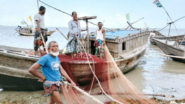 ইলিশ ধরায় নিষেধাজ্ঞা উঠছে মধ্যরাতে 