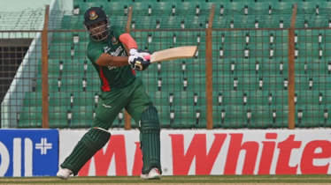 অভিষেকে ২৪ বলে হাফ সেঞ্চুরি রনির, বড় স্কোরের পথে বাংলাদেশ