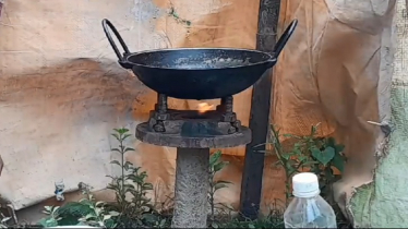 কলমাকান্দায় নলকূপ থেকে নির্গত গ্যাসে রান্না, উৎসুক জনতার ভিড় 