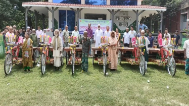 ঠাকুরগাঁওয়ে ভিক্ষুকদের মাঝে ভ্যান গাড়ি ও দোকানের অর্থ বিতরণ