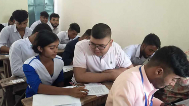 প্রতিবন্ধকতা জয় করে এইচএসসি পরীক্ষায় বসলো অরিত্র