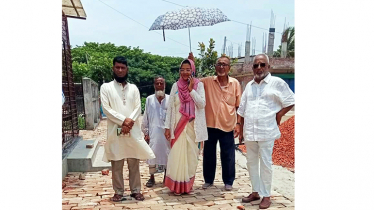 ইউএনও’র মাথায় ছাতা ধরলেন বীর মুক্তিযোদ্ধা!